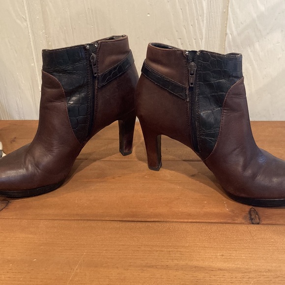 Naturalizer Brown Leather Bootie, Size 9 - Picture 3 of 6